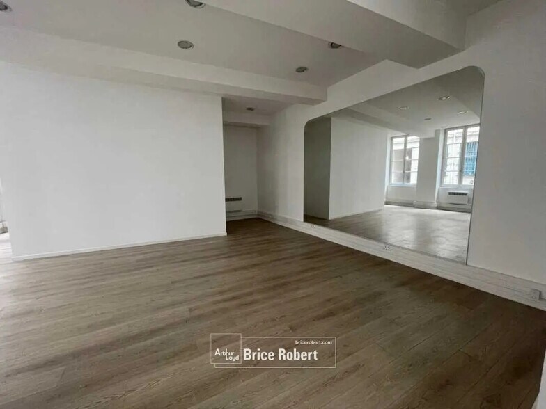 Office in Lyon for lease - Interior Photo - Image 2 of 11