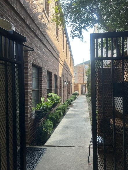 4235 Gilbert Ave, Dallas, TX for sale - Primary Photo - Image 1 of 3