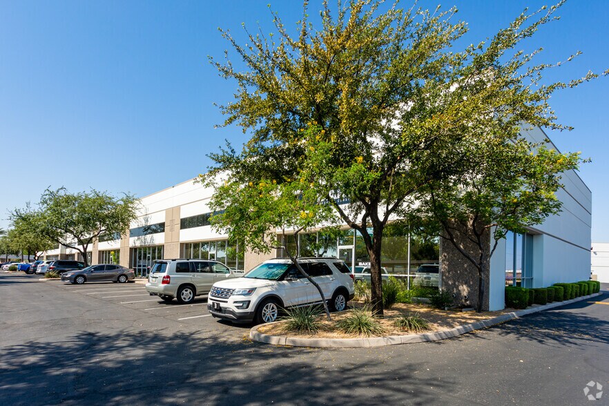 4710 E Elwood St, Phoenix, AZ for lease - Building Photo - Image 3 of 7