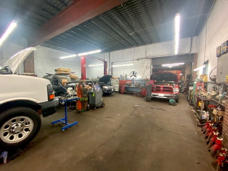 9 N Bond St, Mount Vernon, NY for sale - Interior Photo - Image 3 of 5