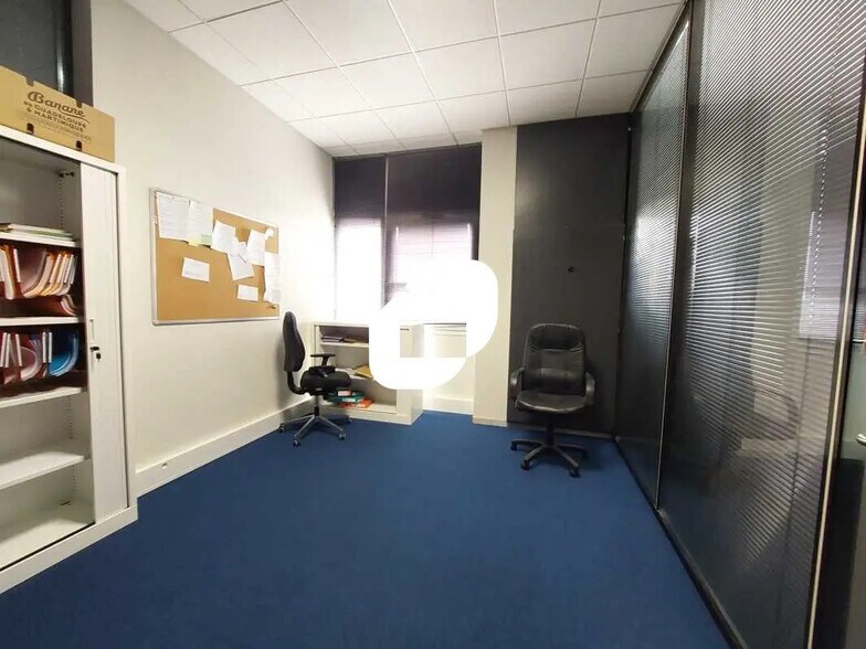 Office in Bièvres for lease - Building Photo - Image 2 of 30