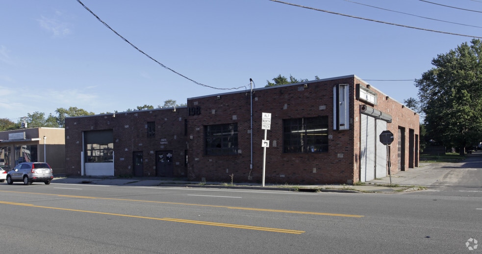 198 W Jericho Tpke, Huntington Station, NY for sale - Building Photo - Image 1 of 1