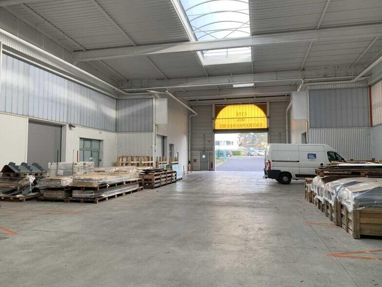 Flex in Palaiseau for lease - Interior Photo - Image 2 of 8