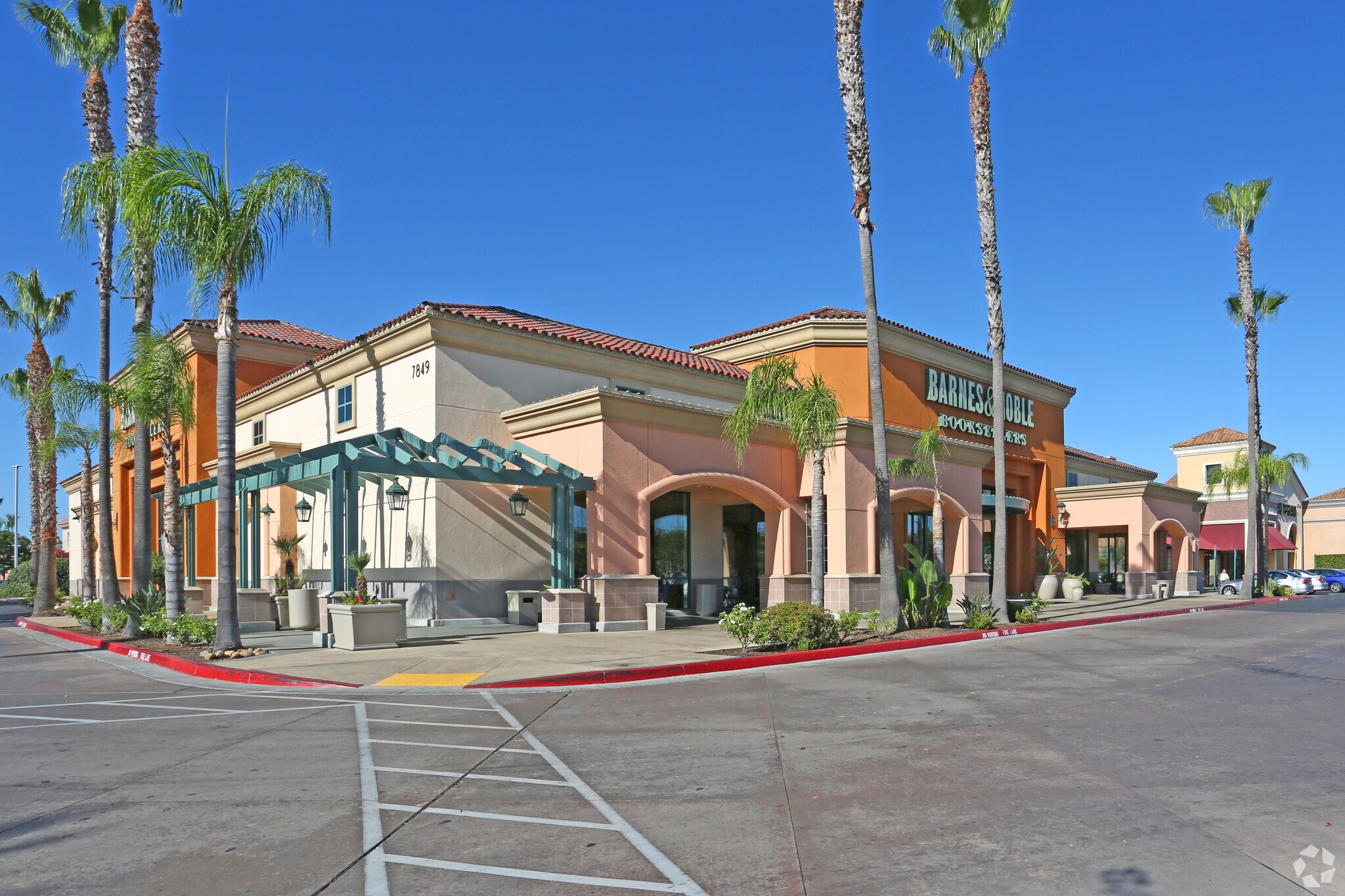 7959 N Blackstone Ave, Fresno, CA 93720 Villagio Shopping Center