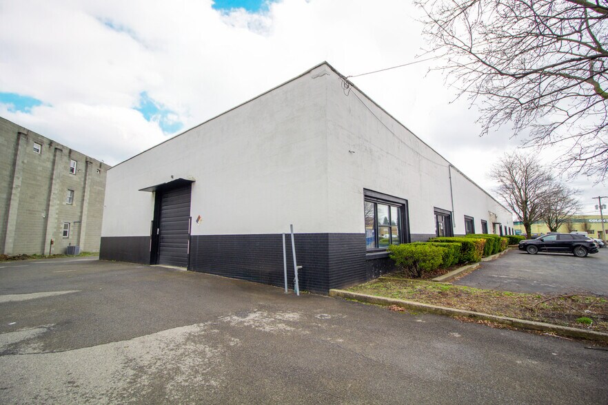 2 Interstate Ave, Albany, NY for sale - Building Photo - Image 1 of 1