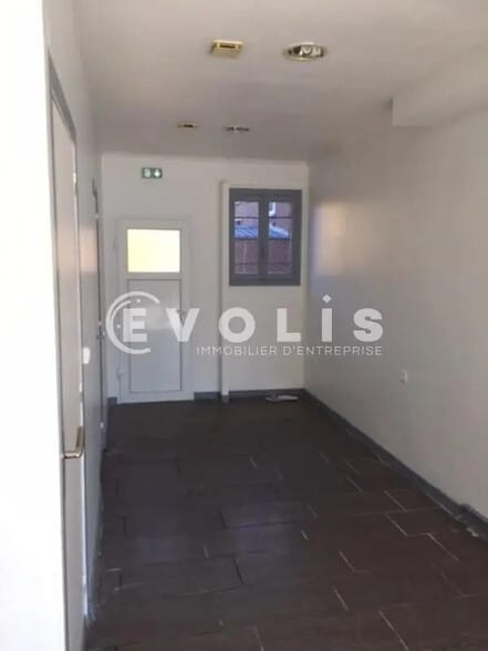 Retail in Amiens for lease - Interior Photo - Image 3 of 4