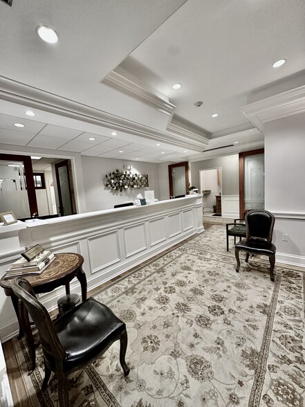 4 Dearfield Dr, Greenwich, CT for lease - Interior Photo - Image 1 of 21