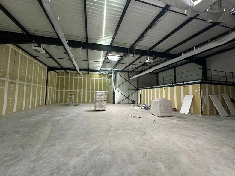 Office in Janneyrias for lease - Building Photo - Image 2 of 15