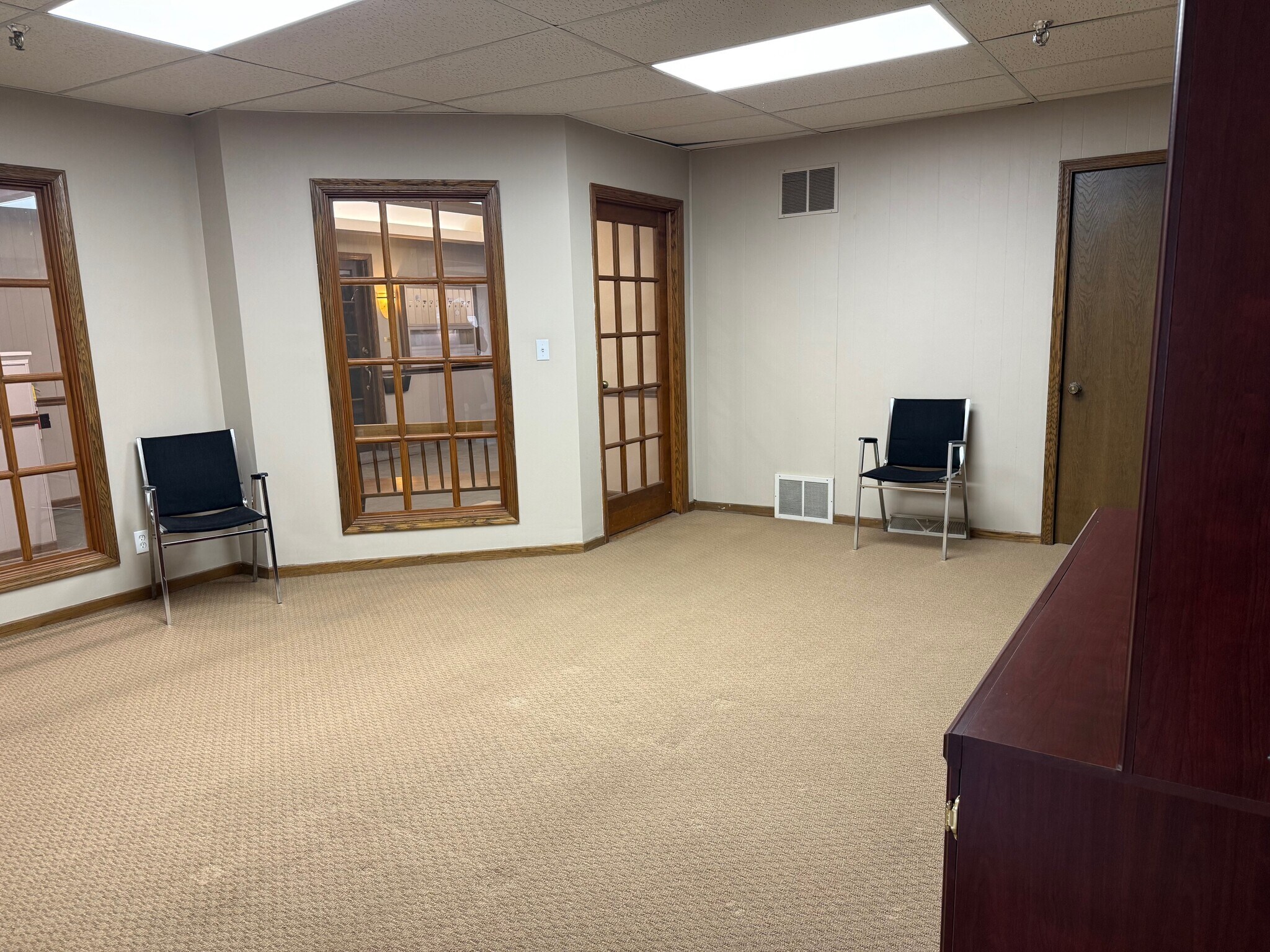 W62N244 Washington Ave, Cedarburg, WI for lease Interior Photo- Image 1 of 3