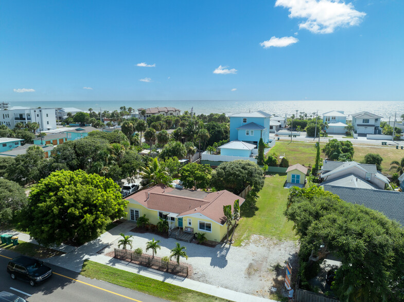 217 S Orlando Ave, Cocoa Beach, FL for sale - Primary Photo - Image 1 of 25