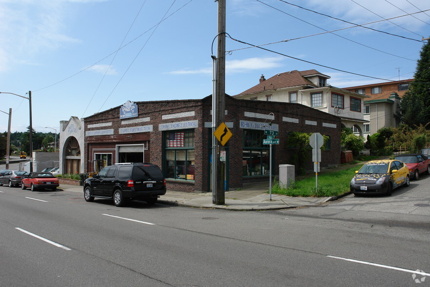 7223 Aurora Ave N, Seattle, WA for sale - Building Photo - Image 1 of 1