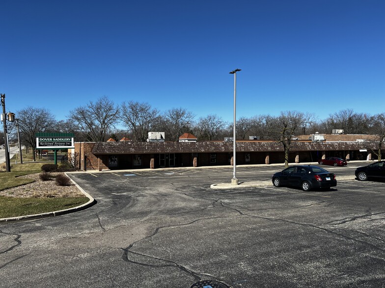 300 Peterson Rd, Libertyville, IL for lease - Building Photo - Image 3 of 5