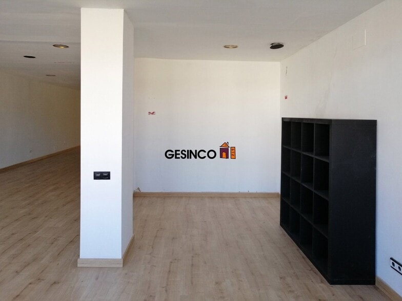 Retail in València for lease - Building Photo - Image 2 of 9