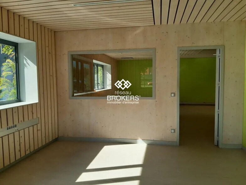 Office in Porte-de-Savoie for lease - Interior Photo - Image 2 of 5