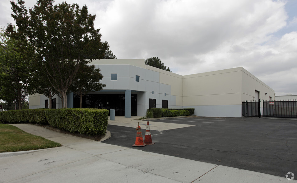 8690 Red Oak St, Rancho Cucamonga, CA for lease - Building Photo - Image 1 of 3