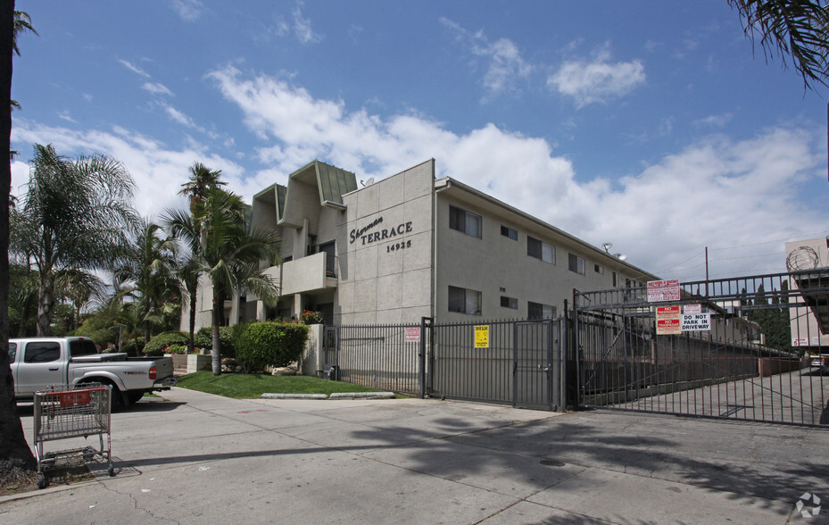 14925 Sherman Way, Van Nuys, CA for sale - Primary Photo - Image 1 of 10