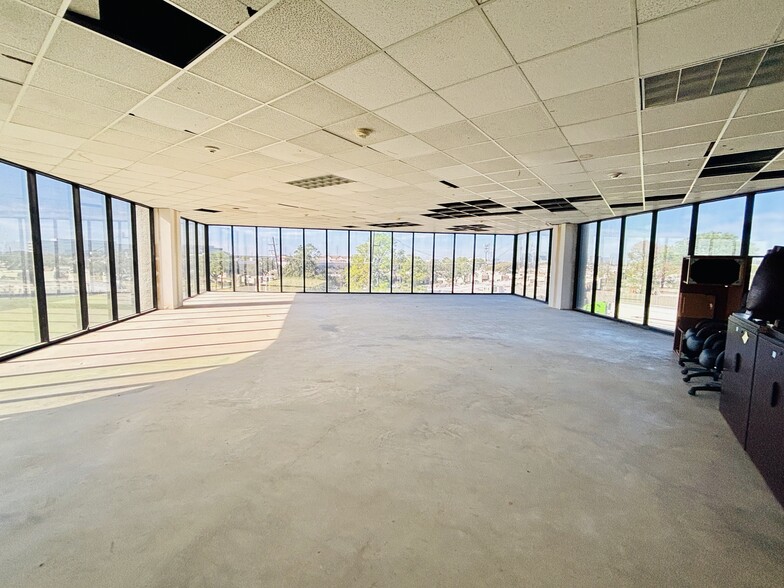 6100 Corporate Dr, Houston, TX for sale - Building Photo - Image 3 of 9