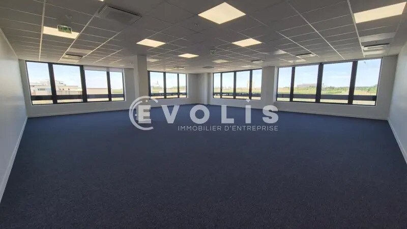Office in Chessy for lease - Interior Photo - Image 2 of 8