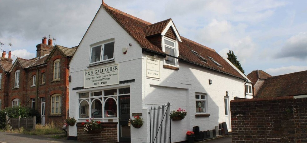 Triangle Rd, Haywards Heath for sale - Primary Photo - Image 1 of 1
