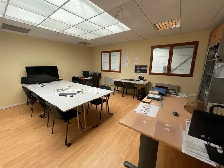 Flex in Saint-Jacques-sur-Darnétal for lease - Interior Photo - Image 2 of 10