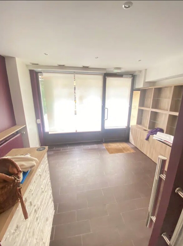 Retail in Suresnes for lease Interior Photo- Image 1 of 5