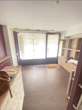 Retail in Suresnes for lease Interior Photo- Image 1 of 5