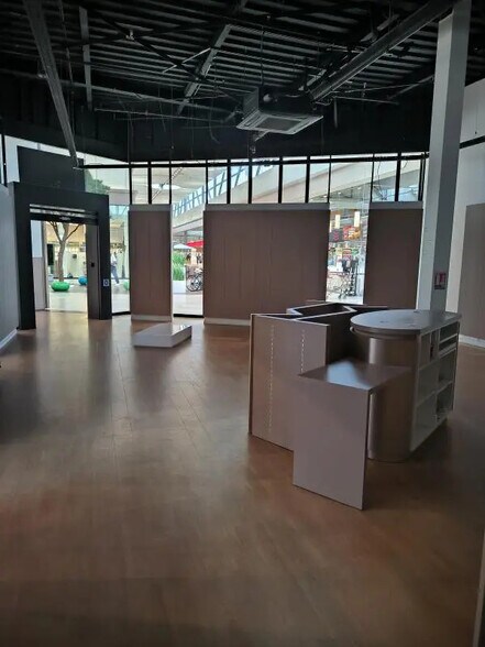 Retail in Pleurtuit for lease - Interior Photo - Image 3 of 4
