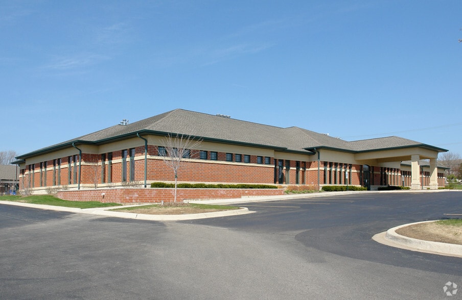 650 Dakota St, Crystal Lake, IL for lease - Primary Photo - Image 1 of 4