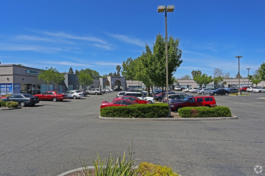 5655-5675 Hillsdale Blvd, Sacramento, CA for lease - Building Photo - Image 3 of 5