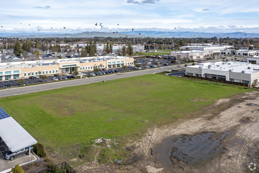 360 W Spruce Ave, Clovis, CA for lease - Aerial - Image 2 of 6