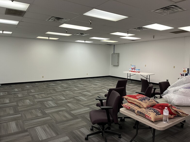 711 E Lincoln Way, Ames, IA for lease - Interior Photo - Image 3 of 4