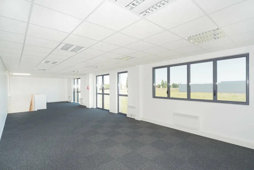 Flex in Lieusaint for sale - Interior Photo - Image 2 of 4