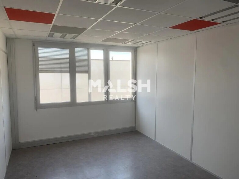 Office in Chassieu for lease - Building Photo - Image 3 of 12