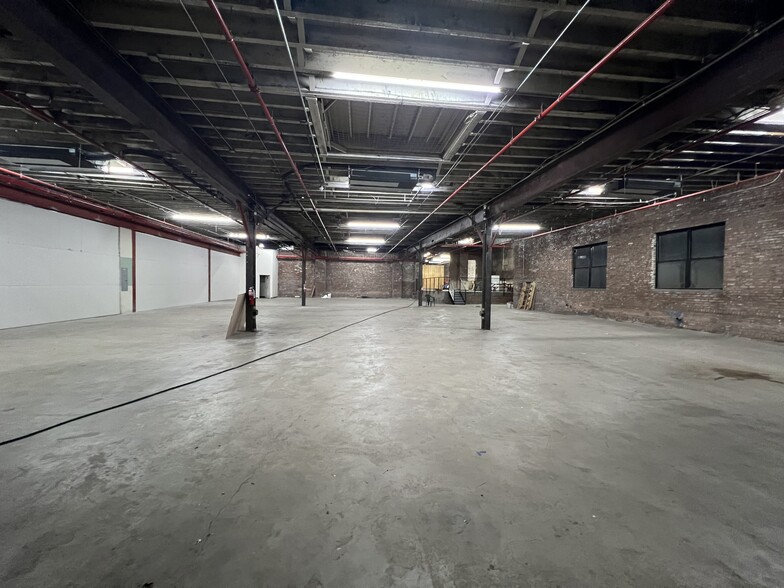 377 Jefferson St, Brooklyn, NY for lease - Interior Photo - Image 2 of 28