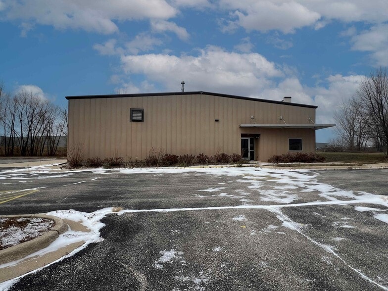 422 Performance Dr, Cedar Falls, IA for sale - Building Photo - Image 2 of 18