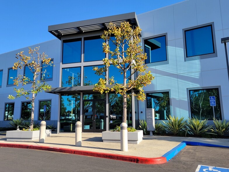8 Hughes, Irvine, CA for lease - Building Photo - Image 1 of 18
