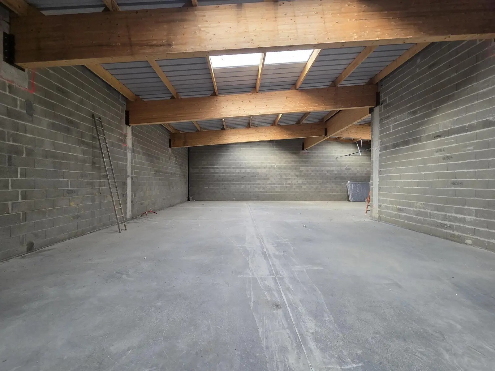 Industrial in Saint-Lambert-la-Potherie for sale Interior Photo- Image 1 of 5