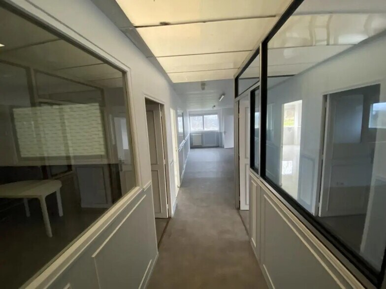 Flex in Noisy-le-Grand for lease - Interior Photo - Image 3 of 5