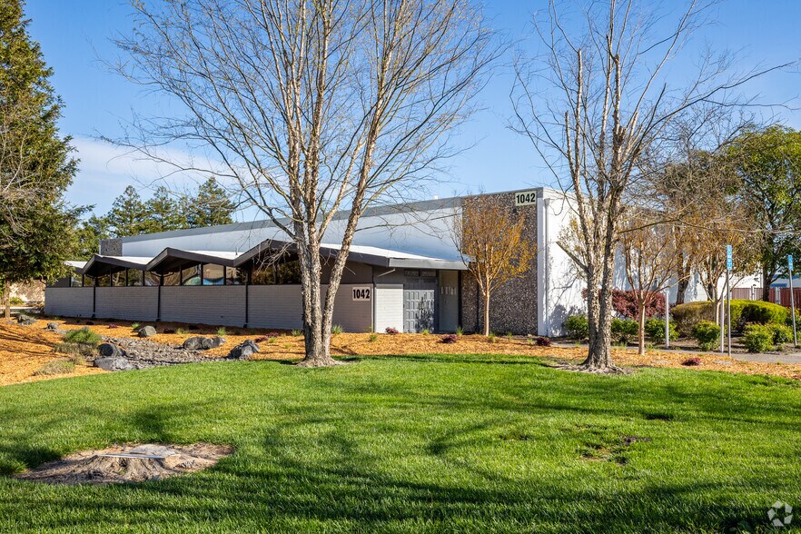 1042 Hopper Ave, Santa Rosa, CA for sale - Primary Photo - Image 1 of 14