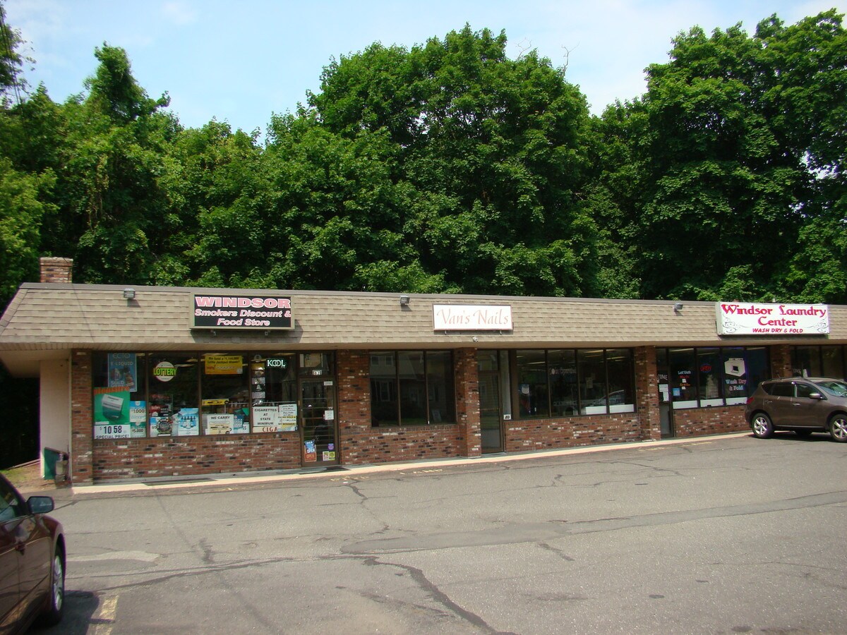 7682 Poquonock Ave, Windsor, CT 06095