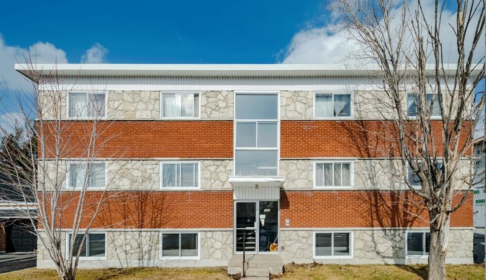 1245 Rue Notre-Dame-De-Graces, Longueuil, QC for sale - Primary Photo - Image 1 of 1