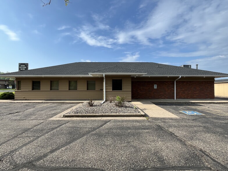 715 N Main St, River Falls, WI for lease - Building Photo - Image 3 of 21