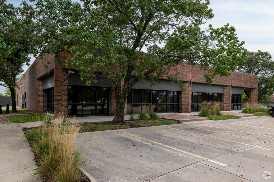 3450 N Rock Rd, Wichita, KS for lease - Primary Photo - Image 1 of 3