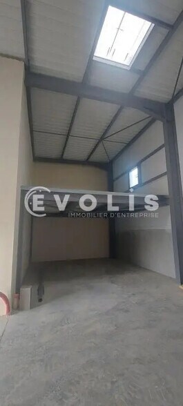 Flex in Saint-Étienne-la-Varenne for lease - Interior Photo - Image 3 of 4