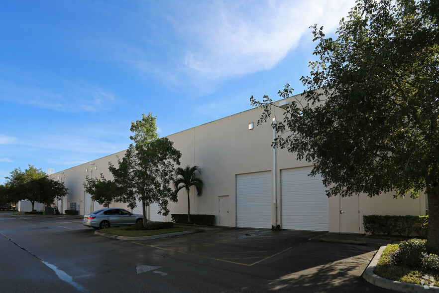 532 NW Mercantile Plz, Port Saint Lucie, FL for lease - Building Photo - Image 3 of 14