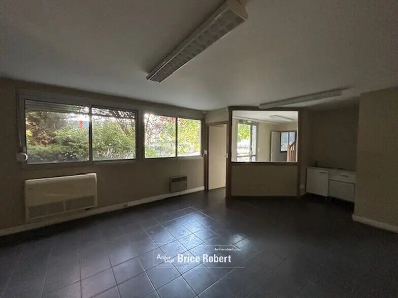 Flex in Trévoux for lease - Interior Photo - Image 2 of 68