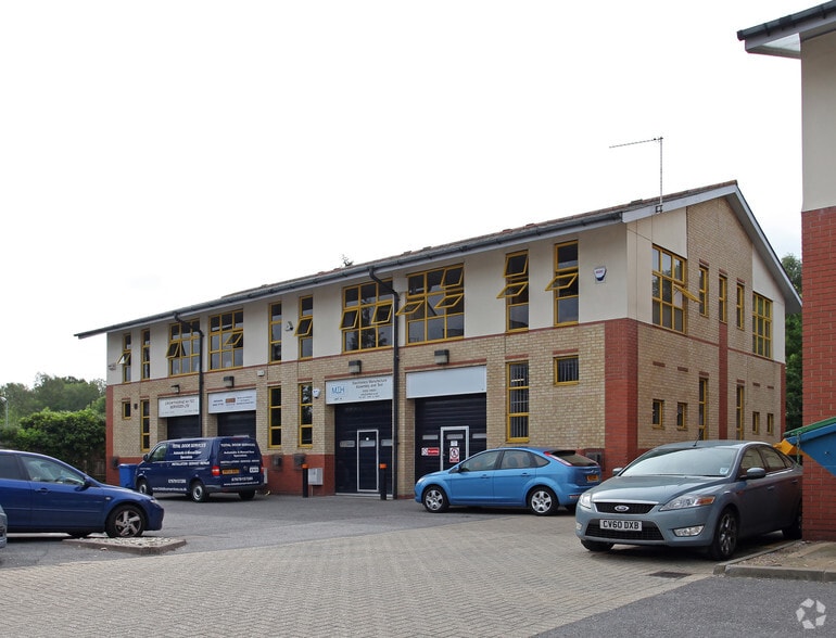 Eelmoor Rd, Farnborough for lease - Primary Photo - Image 1 of 2