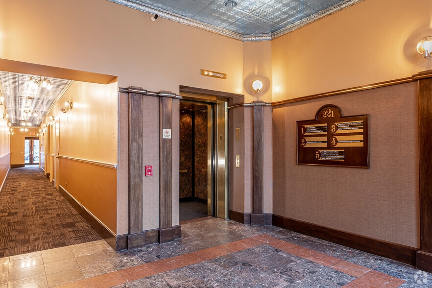 213-221 Main St, Hartford, CT for lease - Lobby - Image 2 of 2