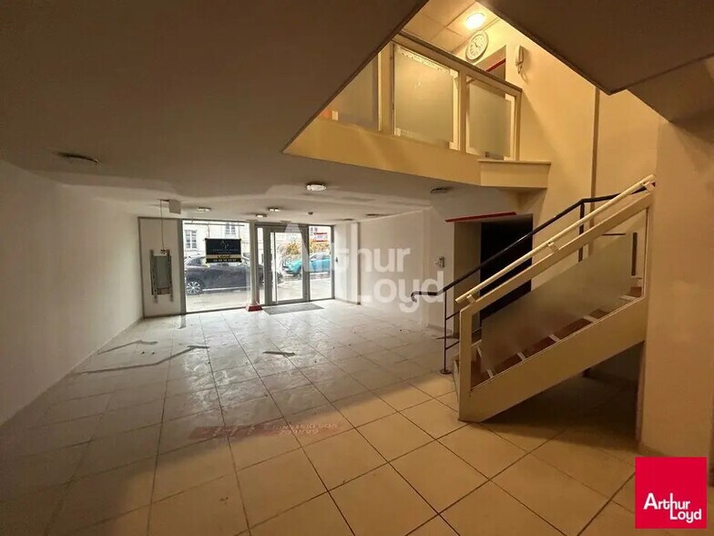 Retail in Blois for lease - Lobby - Image 1 of 3