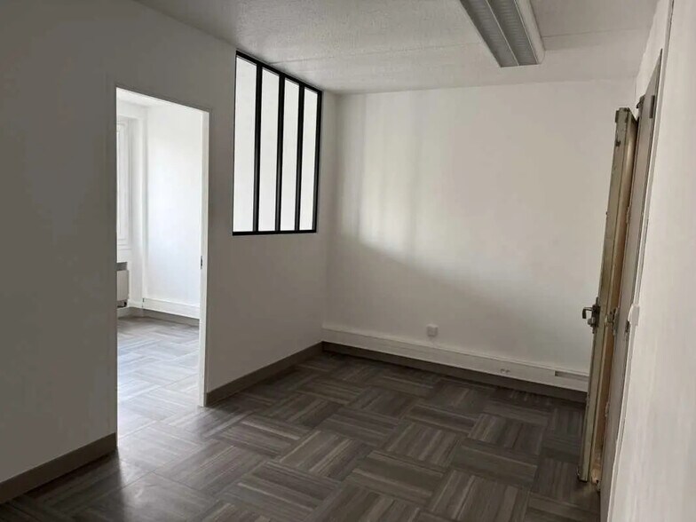 Office in Créteil for lease - Interior Photo - Image 2 of 5